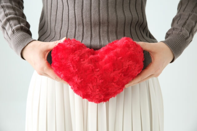 AVの潮吹きは痛くないという説明をしている女性の画像